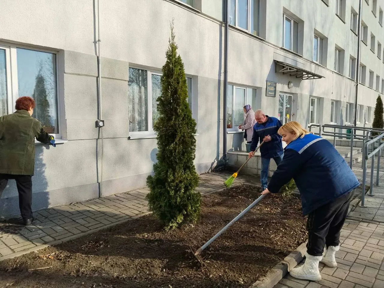 Субботник в разгаре